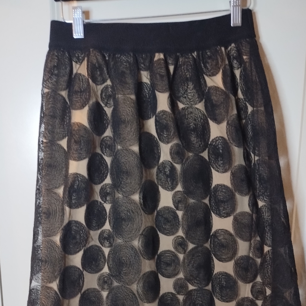 NWOT Chic Fashion Plate Design Midi Skirt